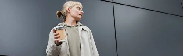 Μοντέρνα Νεαρή Γυναίκα Ξανθά Μαλλιά Αφέλειες Στέκεται Στο Παλτό Και — Φωτογραφία Αρχείου