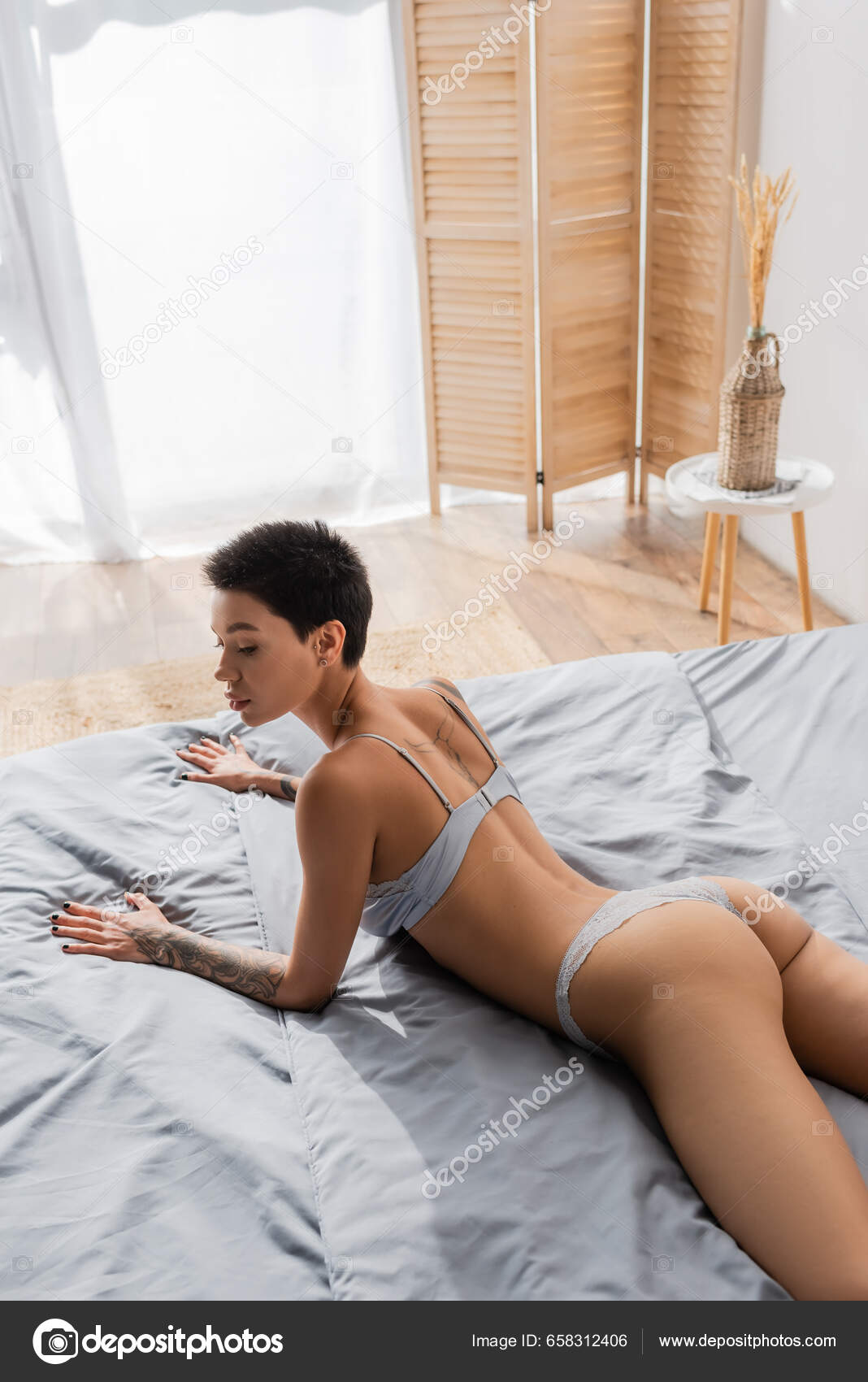 Vista Angulo Alto Mujer Provocativa Con Cuerpo Tatuado Sexy Pelo Foto de stock 658312406 HayDmitriy
