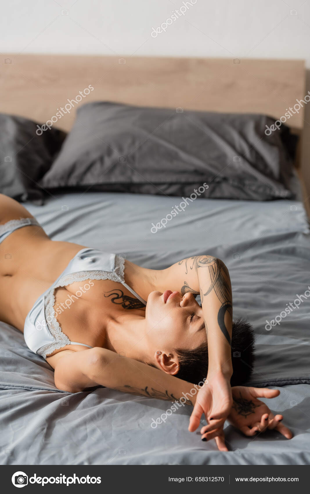 Mujer Joven Apasionada Tatuada Con Cuerpo Sexy Que Usa Lenceria Foto de stock 658312570 HayDmitriy