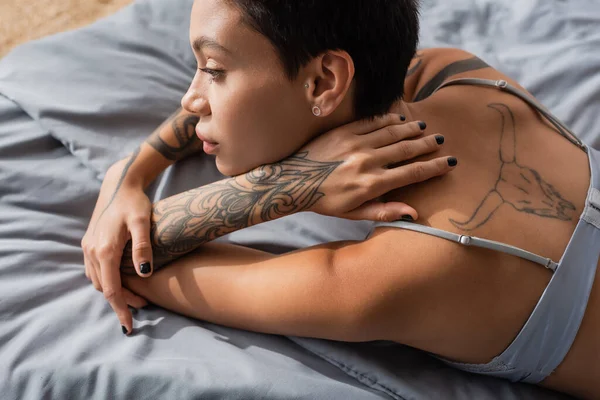 Giovane Desiderabile Sognante Donna Reggiseno Con Corpo Tatuato Sexy Capelli — Foto Stock