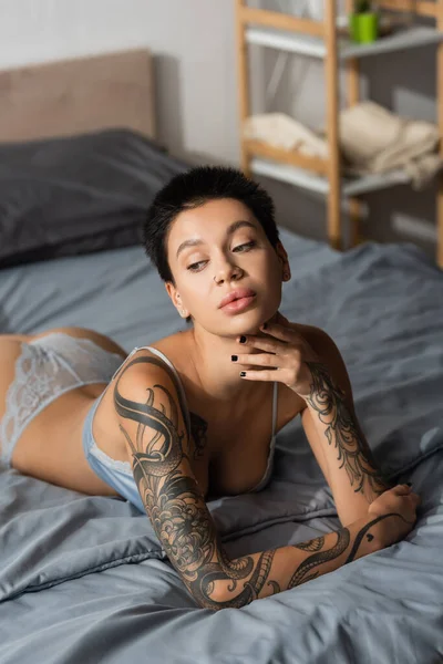 Заворожительная Татуированная Женщина Нижнем Белье Сексуальным Телом Короткими Волосами Брюнетки — стоковое фото