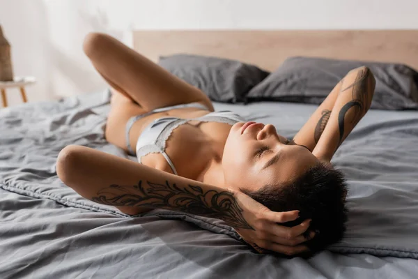 Mladá Sexy Žádoucí Žena Zavřenýma Očima Tetovaným Tělem Dotýkající Krátkých — Stock fotografie