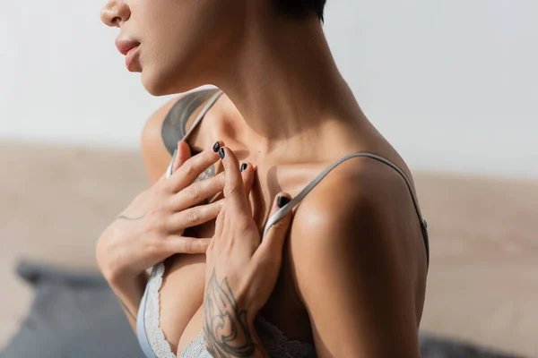 Částečný Pohled Mladou Svůdnou Ženu Hedvábné Podprsence Tetovaným Tělem Sexy — Stock fotografie