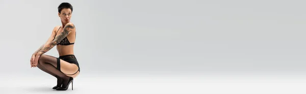 Повна Довжина Сексуальної Татуйованої Жінки Коротким Брюнетковим Волоссям Бюстгальтері Перлинами — стокове фото