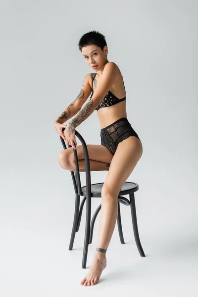 Longitud Completa Mujer Joven Sexy Apasionada Con Cuerpo Tatuado Pelo —  Fotos de Stock