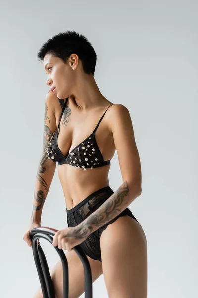 Mujer Sexy Glamorosa Con Cuerpo Tatuado Pelo Corto Morena Sujetador —  Fotos de Stock