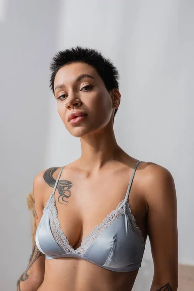 Portret Młodej Reklamy Sexy Kobieta Jedwabnym Staniku Wytatuowanym Ciałem Krótkie — Zdjęcie stockowe