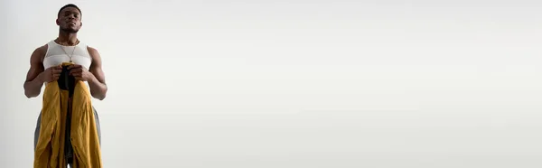 Мускулистый Африканская Модель Футболке Рукавов Держа Бомбардировщик Куртку Стоя Изолированы — стоковое фото