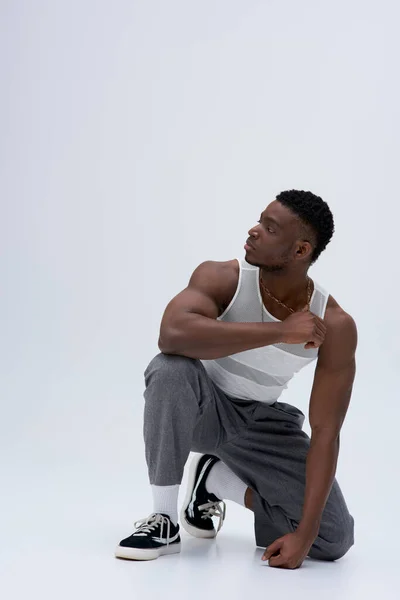 Pełna Długość Mocnej Afroamerykańskiej Modelki Spodniach Koszulce Zbiornika Dotykającej Naszyjnika — Zdjęcie stockowe