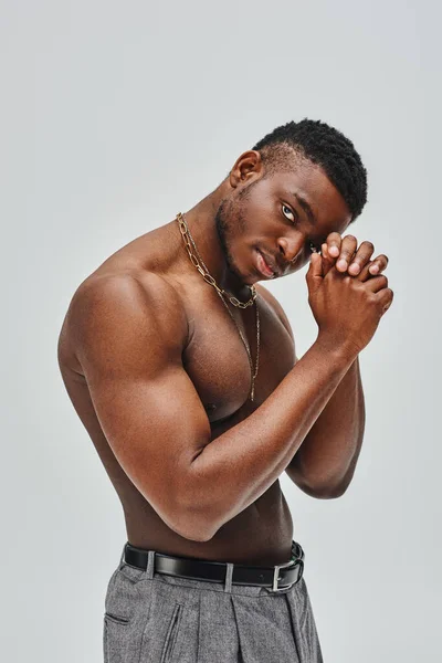Homem Afroamericano Musculoso Bonito Colares Dourados Calças Olhando Para Câmera — Fotografia de Stock