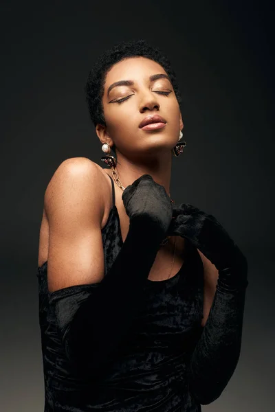 Retrato Mulher Americana Africana Cabelos Curtos Elegante Elegante Com Maquiagem — Fotografia de Stock