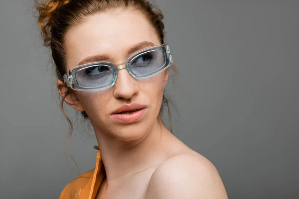 Mujer Pelirroja Joven Moda Con Maquillaje Natural Pecas Con Gafas — Foto de Stock