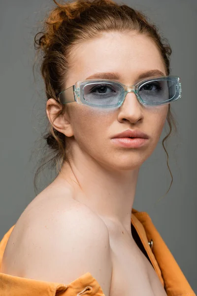 Portret Rudej Piegowatej Kobiety Okularach Przeciwsłonecznych Pomarańczowej Kurtce Jeansowej Gołym — Zdjęcie stockowe