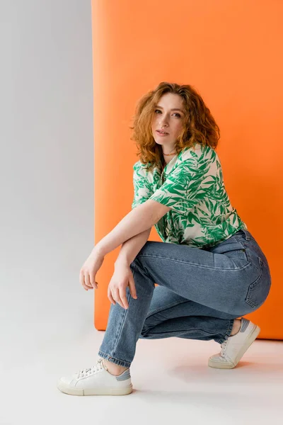 Comprimento Total Mulher Ruiva Elegante Blusa Com Padrão Floral Jeans — Fotografia de Stock