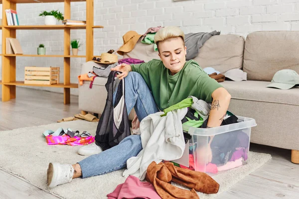 Young Woman Sorting Clothes Plastic Container While Sitting Floor Couch — Stock Photo, Image