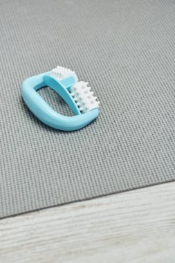 Evdeki spor paspasının üzerine uzanan masaj aletine, doğal sağlık uygulamalarına ve ev yapımı masaj konseptine, güzellik ve sağlık rutinine, sağlık ve rahatlamaya yakından bakın. 