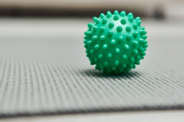 Spor salonunun zeminindeki masaj topuna yakın görüş, doğal sağlık uygulamaları ve ev tabanlı masaj konsepti, sağlık ve rahatlama, güzellik ve sağlık rutini 