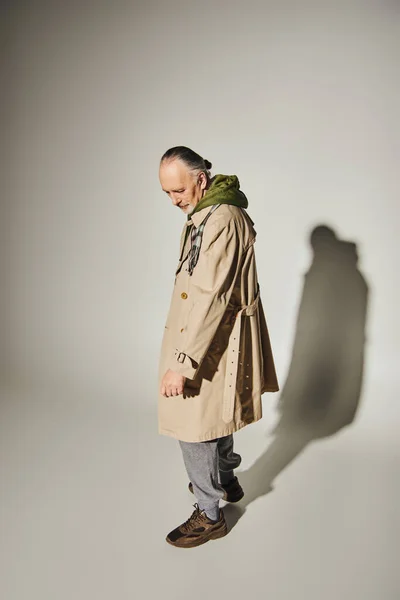 Full Length Grey Haired Bearded Senior Man Beige Trench Coat — Stock Photo, Image