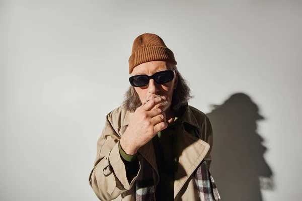 Divatos Idős Férfi Alkalmi Hipster Stílusú Ruhákat Fogja Kéz Kézben — Stock Fotó