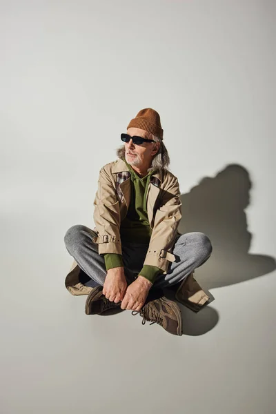 Full Length Senior Man Hipster Style Attire Dark Sunglasses Sitting — Stock Photo, Image