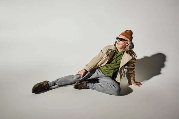 Tam Boy Modaya Uygun Son Sınıf Erkek Model Oturuyor Gri — Stok fotoğraf