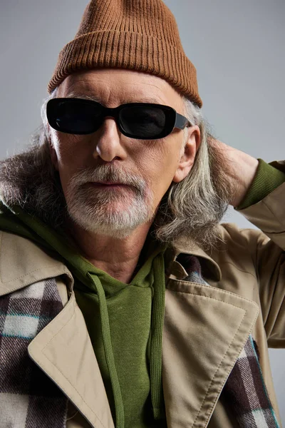 Personalidad Expresiva Retrato Hombre Mayor Estilo Hipster Sombrero Gorro Gafas — Foto de Stock