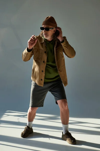 Siyah Güneş Gözlüklü Bereli Ceketli Şortlu Yaşlı Bir Adamın Moda — Stok fotoğraf