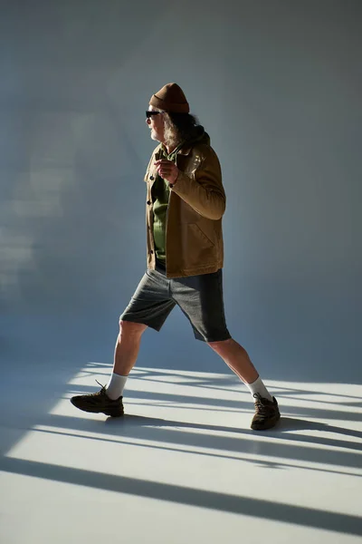 Hippi Tarzı Kıyafet Koyu Güneş Gözlüğü Takmış Gri Arka Planda — Stok fotoğraf