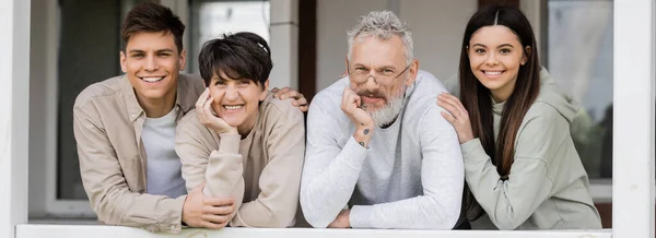 Elterntag Eltern Mittleren Alters Lächeln Neben Teenagertochter Und Jungem Erwachsenem — Stockfoto