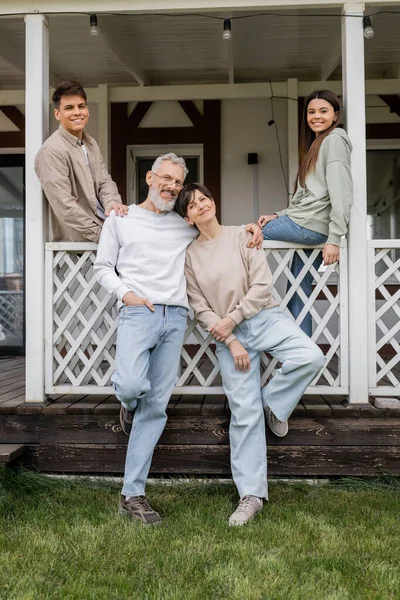 Family Photo Parents Day Middle Aged Parents Posing Next Daughter — Stock Photo, Image