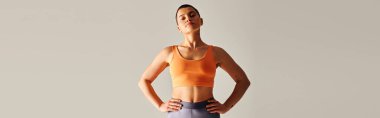 Vücut özgüveni, dövmeli ve kısa saçlı kadın elleri gri arka planda, kıvrımlı spor giyim, güçlendirme, motivasyon, egzersiz, güç ve sağlık, pankart. 