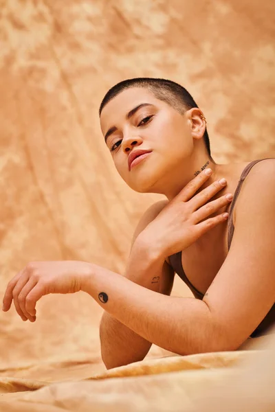 Pozitivní Tělo Zakřivené Tetované Ženy Horní Části Obilí Pózující Rukou — Stock fotografie