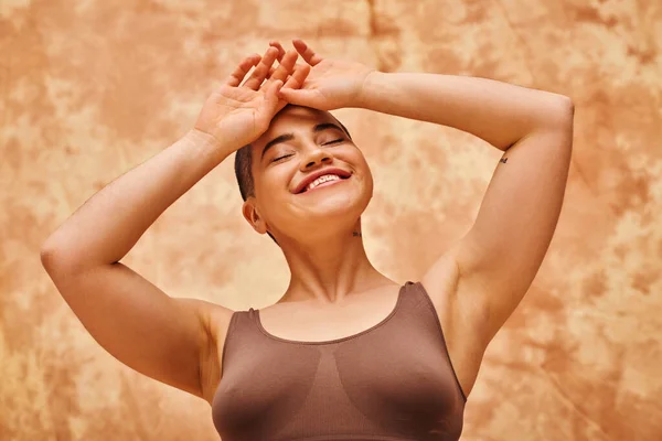 Körperpositivität Und Selbstbewusstsein Kurvige Und Zufriedene Frau Mit Lächelnden Händen — Stockfoto