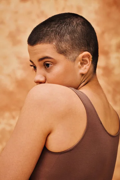 Натуральный Вид Самооценка Молодая Женщина Короткими Волосами Позирует Пятнистом Бежевом — стоковое фото