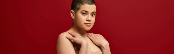 Разнообразие Тела Молодая Татуированная Женщина Бежевом Нижнем Белье Позирует Красном — стоковое фото