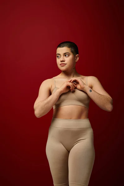 Empoderamiento Corporal Mujer Joven Tatuada Ropa Interior Beige Posando Sobre — Foto de Stock