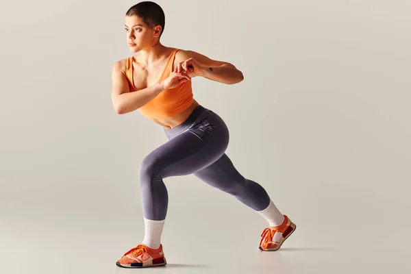 Vytrvalost Tělesná Pozitivita Atletická Zakřivená Žena Cvičící Šedém Pozadí Krátkosrstý — Stock fotografie