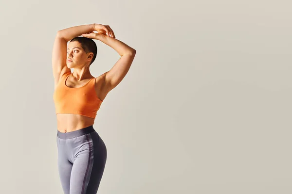 Tvar Těla Pružná Krátkosrstá Žena Šedém Pozadí Zakřivený Fitness Model — Stock fotografie