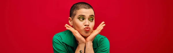 Moda Estilo Emocional Tatuado Mujer Pelo Corto Traje Verde Haciendo — Foto de Stock