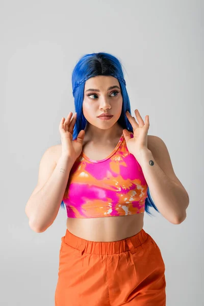 Moderno Individuo Mujer Joven Tatuada Con Pelo Azul Posando Con — Foto de Stock