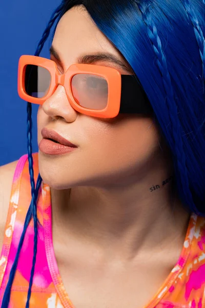 Portré Trendi Kiegészítő Fiatal Női Modell Kék Haj Divatos Napszemüveg — Stock Fotó