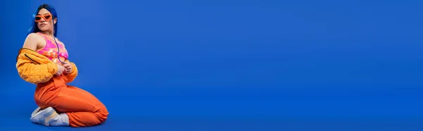 Заявление Моде Полная Длина Женской Модели Синими Волосами Триумфальными Солнцезащитными — стоковое фото