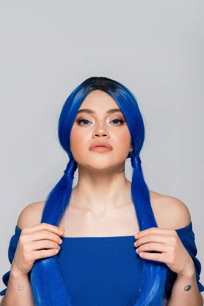 Trendy Krásy Barvené Vlasy Modelka Dívající Kamery Portrét Tetované Ženy — Stock fotografie