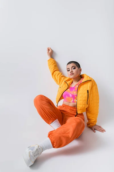 Färgglada Kläder Ytterkläder Kvinnlig Modell Poserar Ledig Klädsel Ung Kvinna — Stockfoto