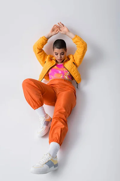 Roupas Coloridas Outerwear Modelo Feminino Posando Traje Casual Jovem Com — Fotografia de Stock