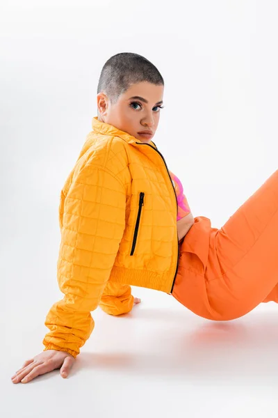 Moda Urbana Mujer Joven Ropa Colorida Posando Sobre Fondo Gris —  Fotos de Stock