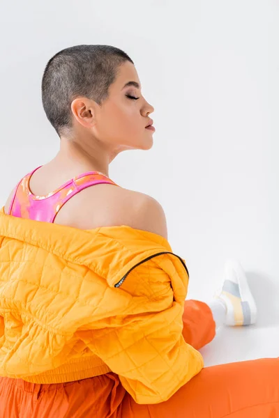 Urbana Mode Ung Kvinna Färgglada Kläder Poserar Grå Bakgrund Slutna — Stockfoto