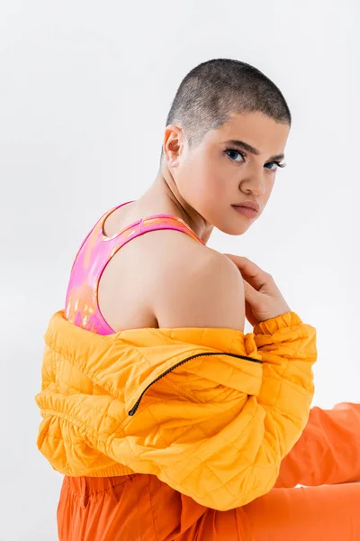 Moda Urbana Mujer Joven Ropa Colorida Posando Mirando Cámara Sobre — Foto de Stock