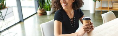 Mutlu ve ilham verici çok ırklı motivasyon koçunun elinde paket içkisiyle kağıt bardak tutması ve faiz kulübündeki işyerinde gülümsemesi sosyal aktivizm ve adanmışlık konsepti, afiş.