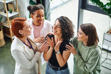 Mutlu motivasyon koçu ve çok kültürlü kız arkadaşların mutlu çokkültürlü kadınları kucaklaması ve kapalı gözlerle gülümsemesi, moral desteği ve zihinsel sağIık kavramı.